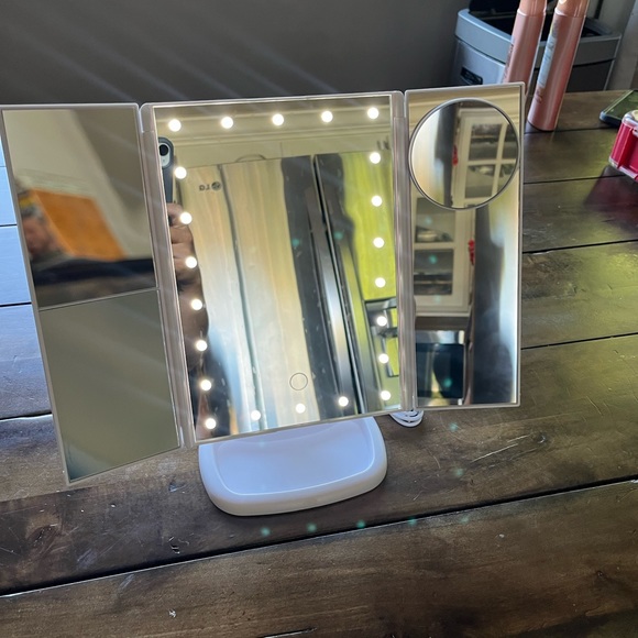 Trifold Lighted Makeup Vanity Mirror - Picture 5 of 5
